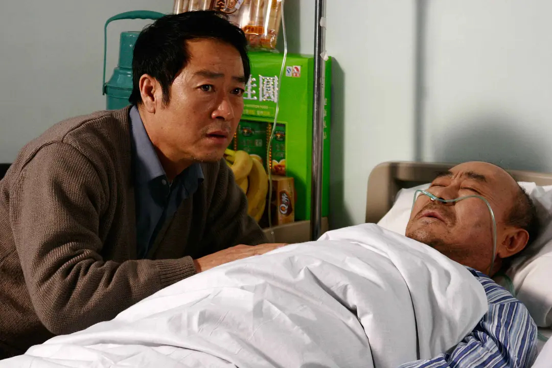 很快,在国外工作的二弟也赶到医院,兄妹在父亲的病床前集齐