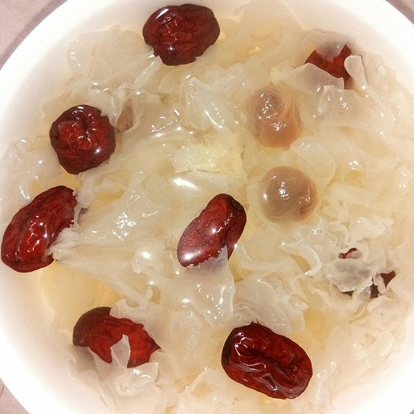 桂圆红枣炖银耳