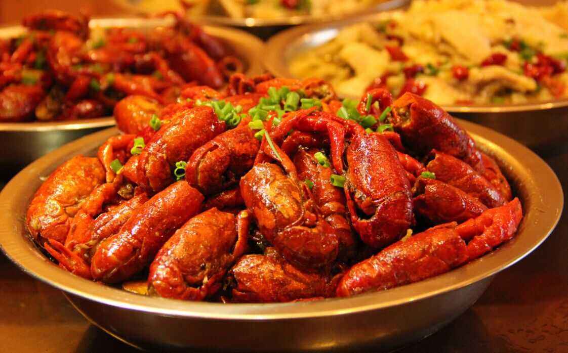  p data-id="gnbu1c40l9">油焖大虾是湖北省潜江市的一道传统名菜