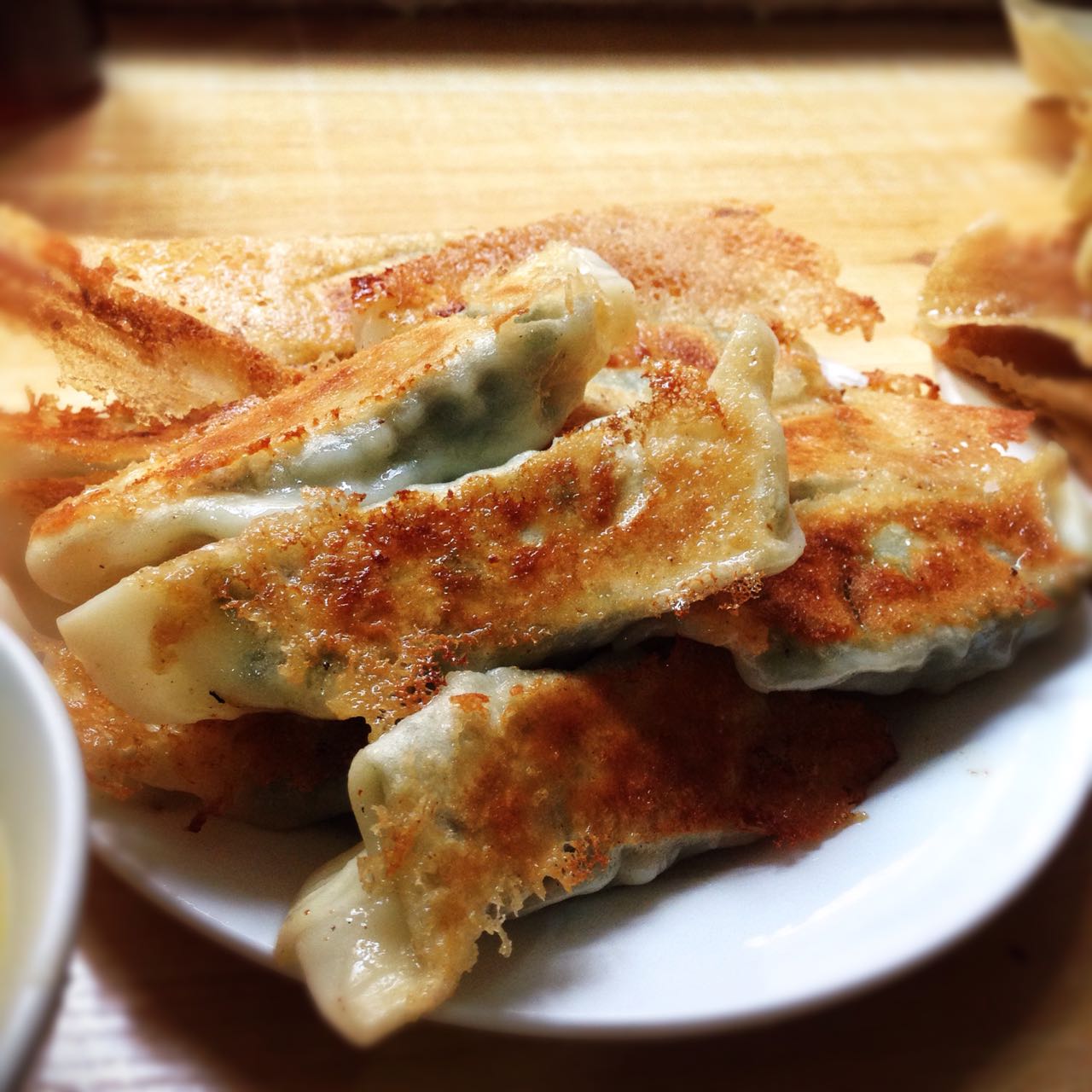 ="go0klwxjt8">鲜虾锅贴是一道主食菜品,主料是小麦面粉,配料是虾仁等