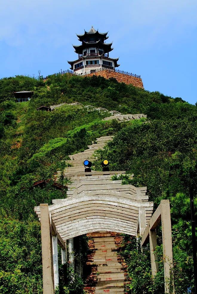  p>缥缈峰景区位于苏州太湖西山岛西南部,总面积5平方公里,由缥缈峰