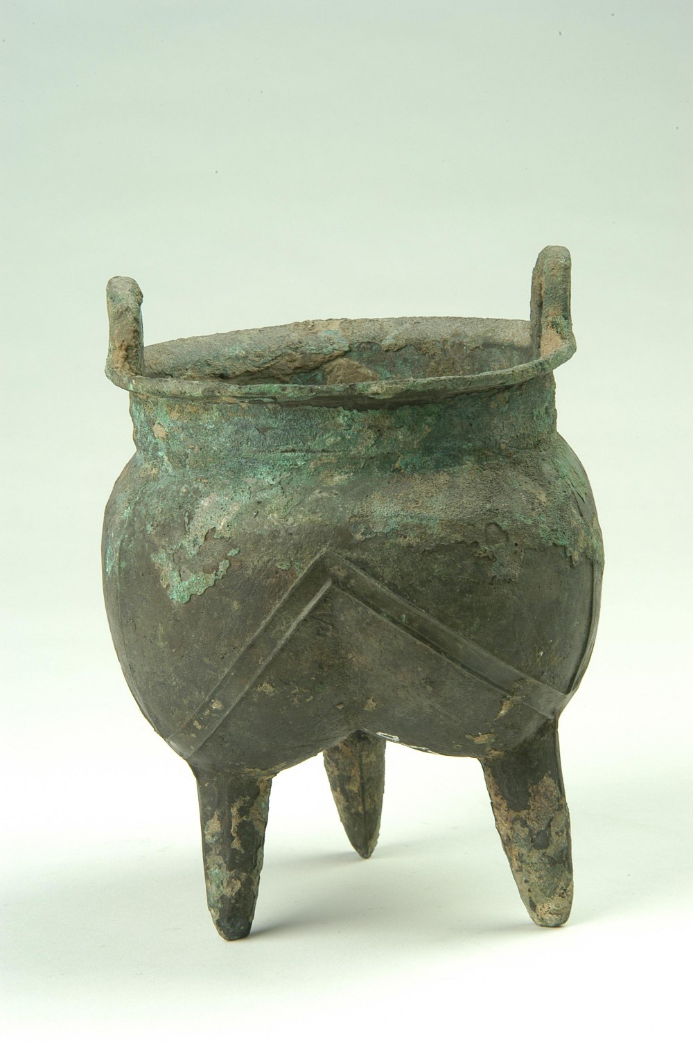  p>商折线纹青铜鼎是商朝青铜器类文物,现收藏于安阳博物馆. /p>