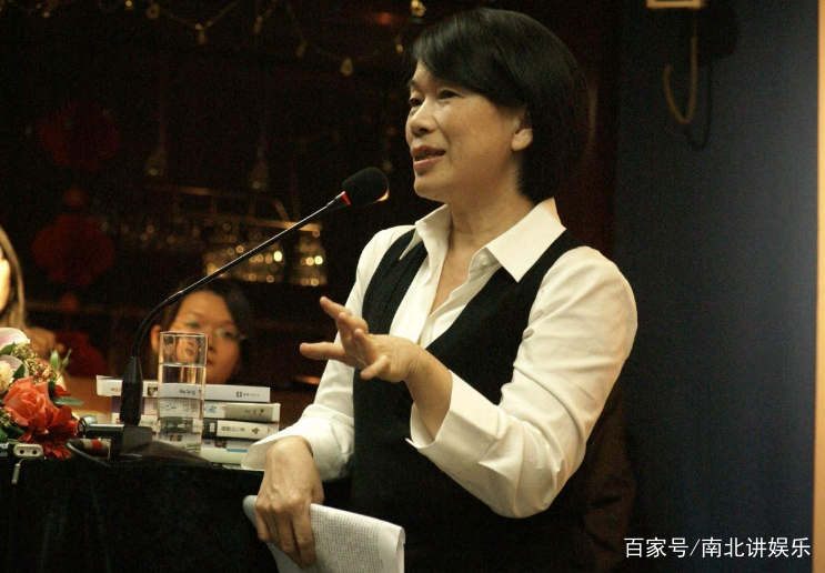 著名作家龙应台：写的文章和曾经社会大的环境，大的气候有关系_百科TA说