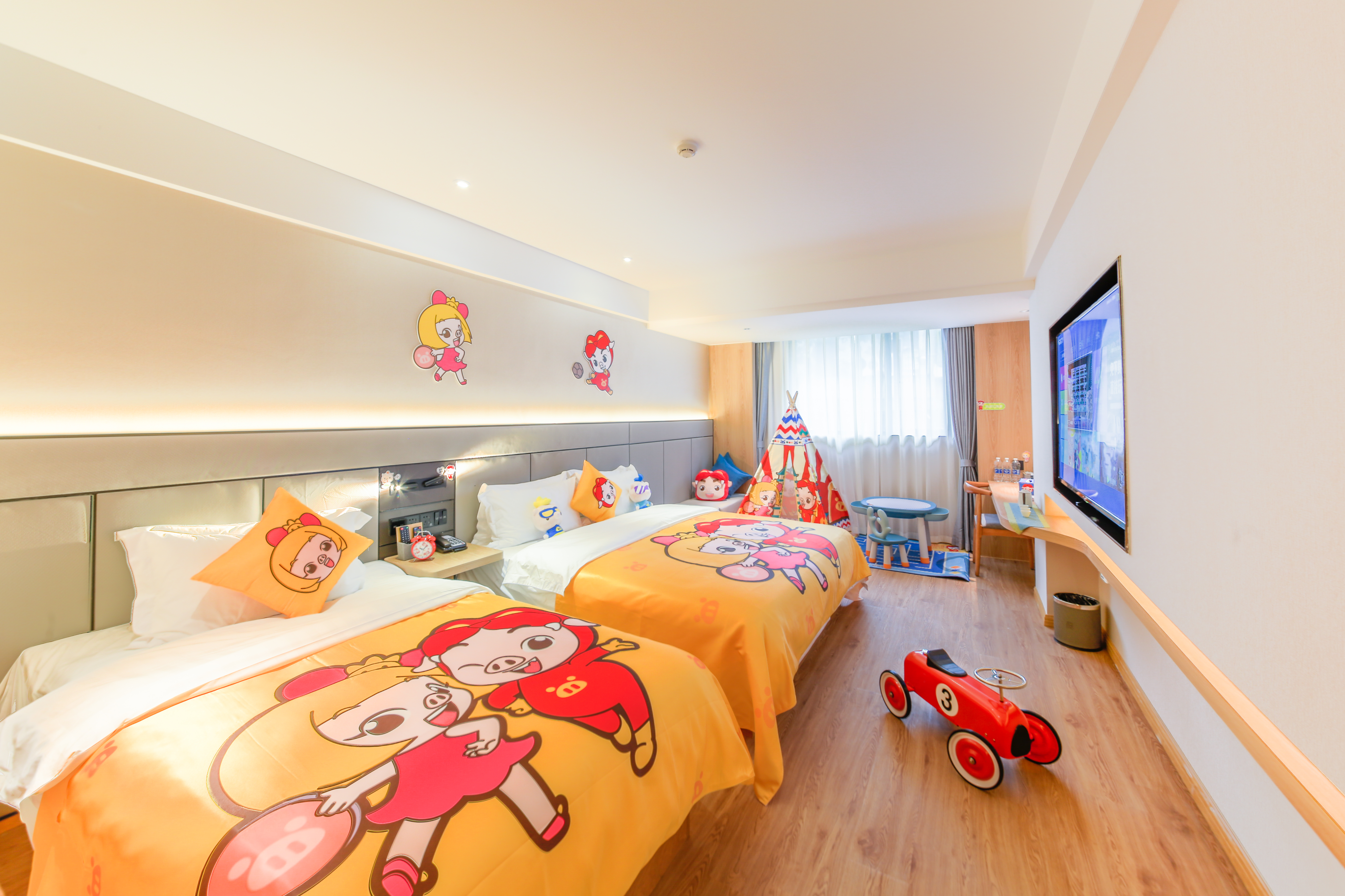 酒店由原酷芽亲子房品牌升级而来,是要出发周边游推出的亲子度假服务