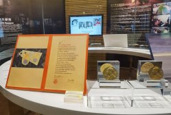 楊振寧獲獎獎章等