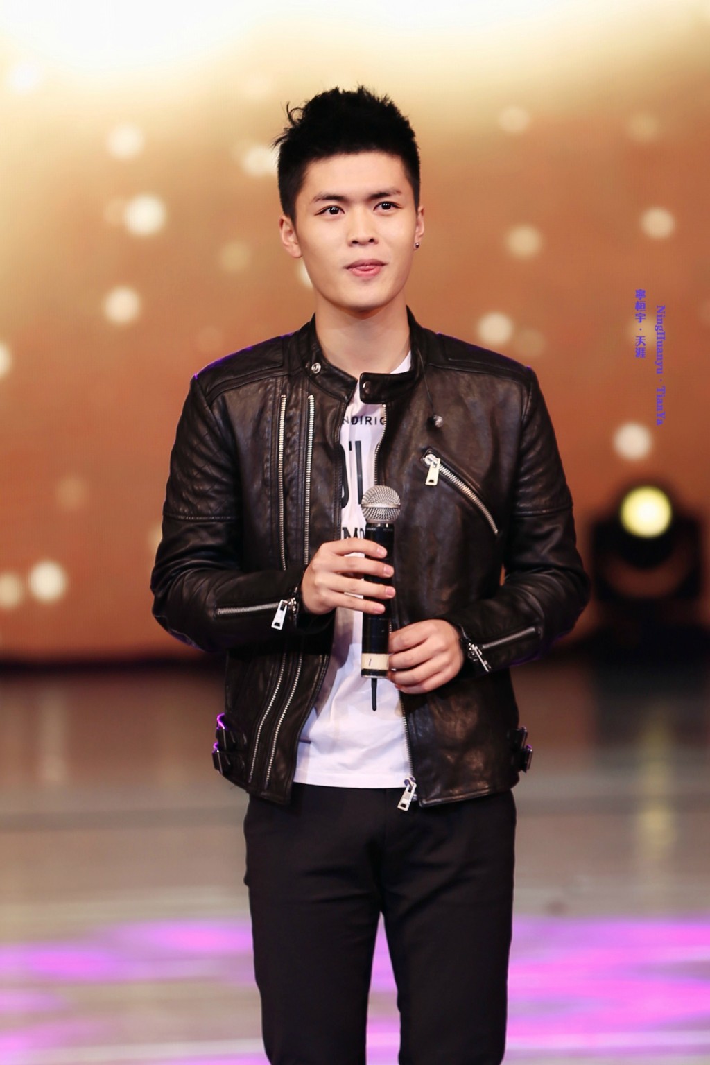  p>宁桓宇,1993年9月11日出生于贵州省铜仁市,中国内地流行乐男歌手