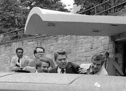 1981年里根总统遇刺逃生的惊险照_百科TA说