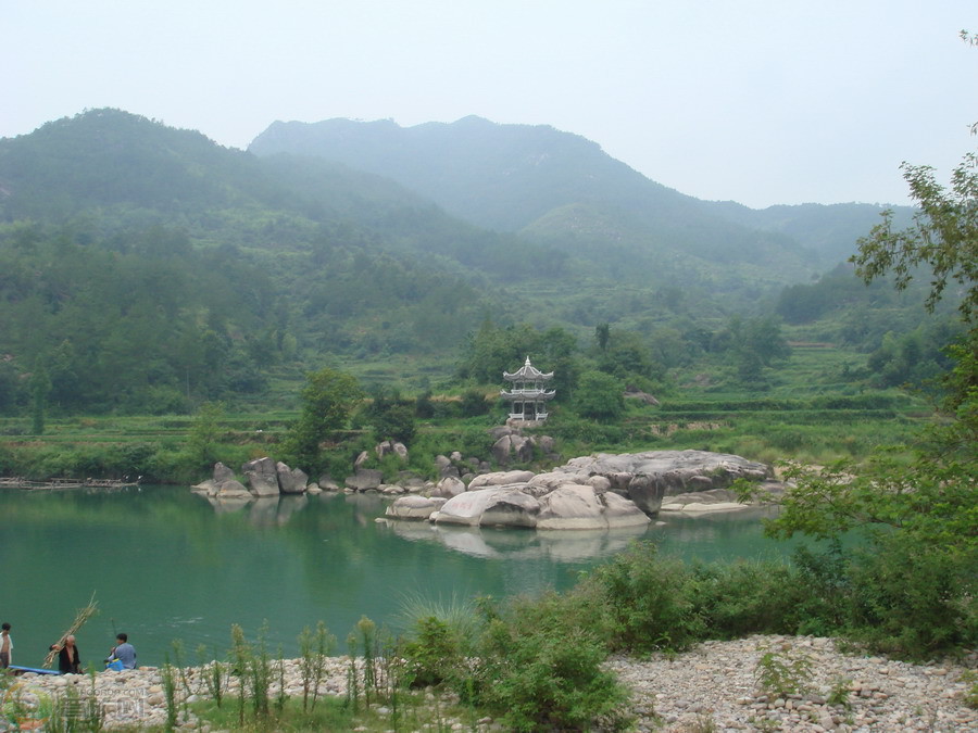 rip">青龙湖风景区位于国家重点名胜区楠溪江中上游,浙江省永嘉县境内