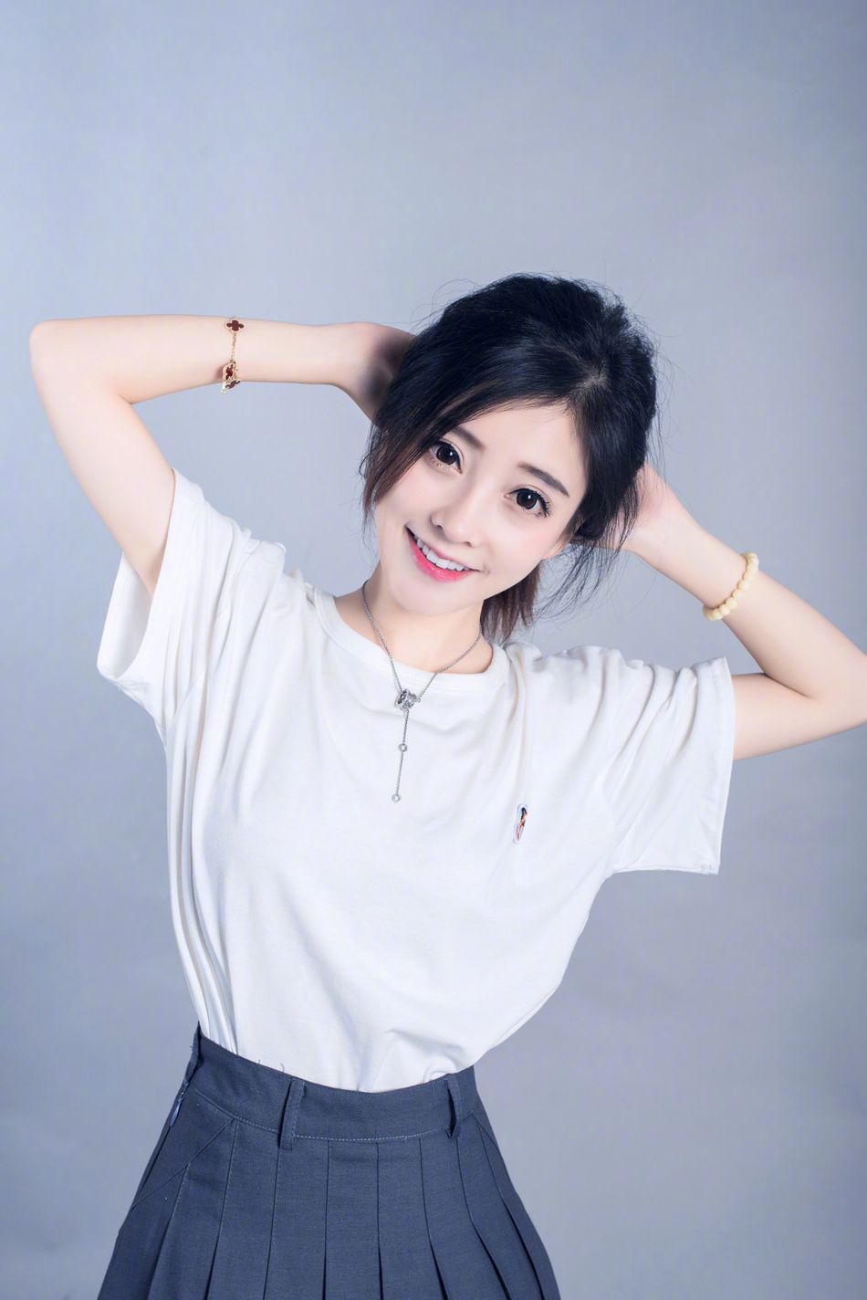  p>冯提莫,本名冯亚男,1991年12月19日出生于重庆