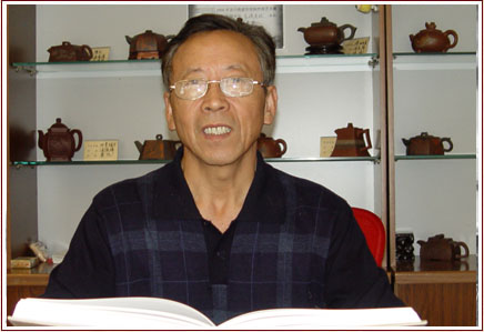 父亲为民国时期著名紫砂艺人,自幼受紫砂文化的熏陶,年轻时在蜀山南街