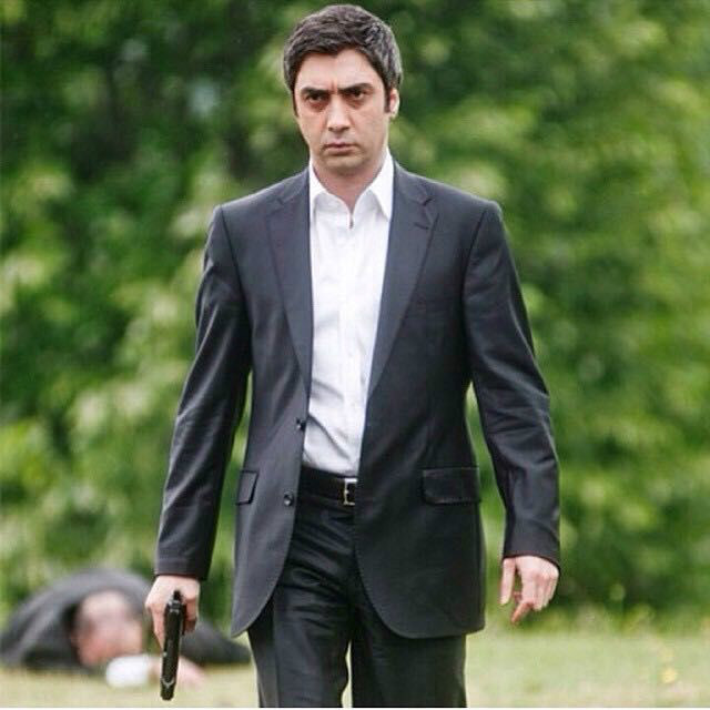 sasmaz 是一名土耳其男演员,出演了电视连续剧《恶狼谷》及其衍生的