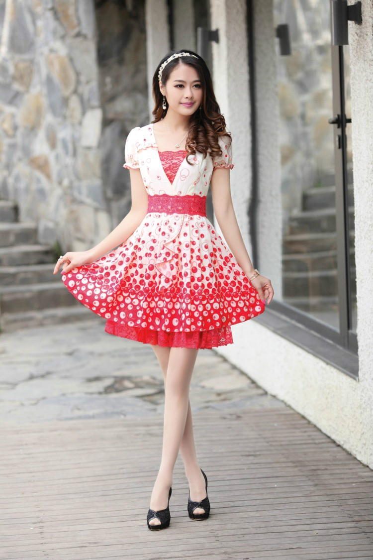  p>东方红艳,曾用名胡红艳,1982年8月1日出生于乌兰哈达,女歌手,演员