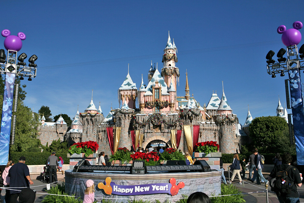  p>加州迪士尼乐园位于美国加利福尼亚州阿纳海姆市迪士尼乐园度假区