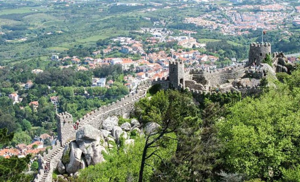 摩尔城遗迹(castello dos mouros)也有称摩尔人城堡,位于葡萄牙