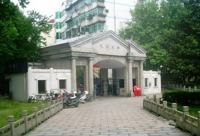 南湖国际城是由九江华宝房地产开发有限公司于2006年元月通过市