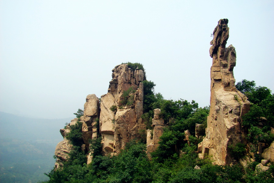data-id="gnb8sbhdvy">千家寨位于医巫闾山中南部罗罗堡境内,在北镇城