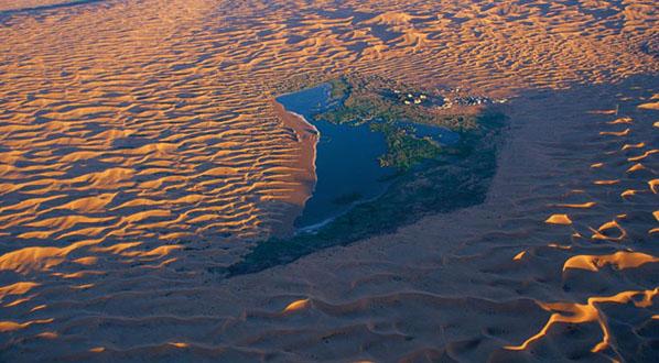  p>月亮湖位于内蒙古自治区阿拉善盟阿拉善左旗境内,是腾格里沙漠中的