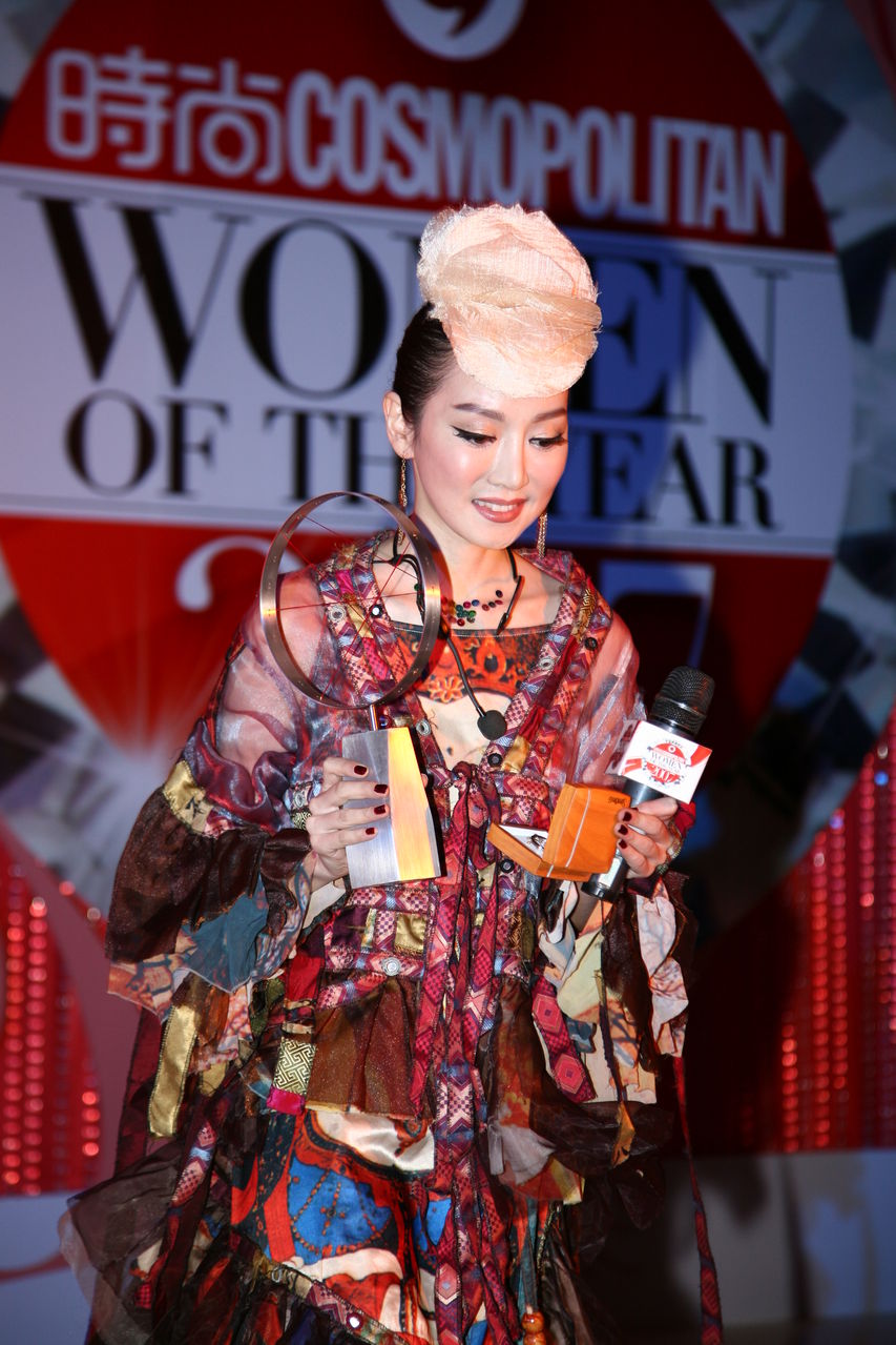 dingding),原名周鹏,出生于河南省平顶山市,中国内地流行乐女歌手