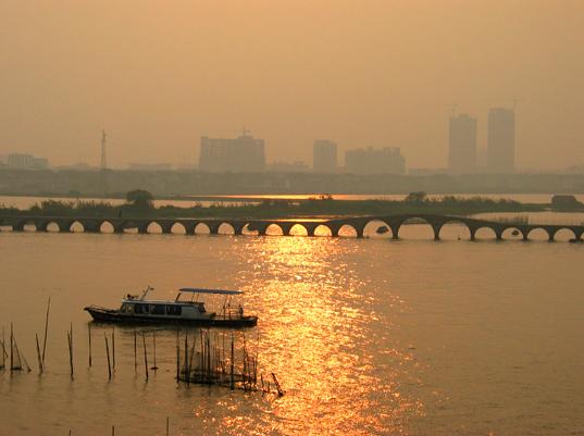 bridge),别名长桥,是中国江苏省苏州市境内的一座桥梁,南北横卧于大