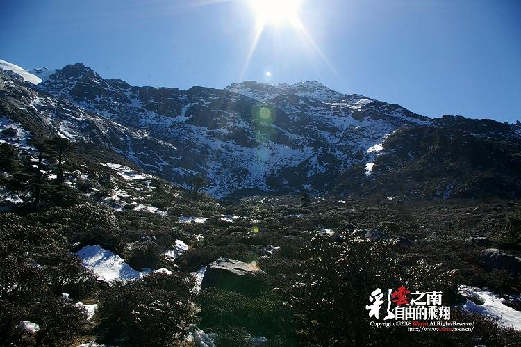 50°,雪宝顶位于松潘县境内,是岷山山脉主峰,最高海拔5588米,岷山主峰