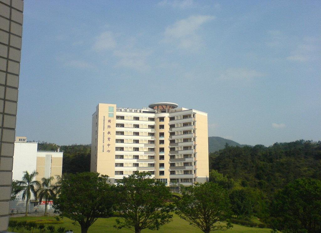  p>广东博文学校是由 a target="_blank" href="/item/中山市强人集团