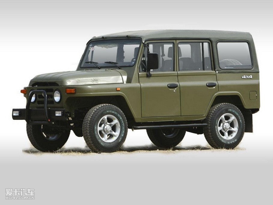 战旗车是北汽在212系列车型底盘基础上进行了外形,内饰,动力系统的全