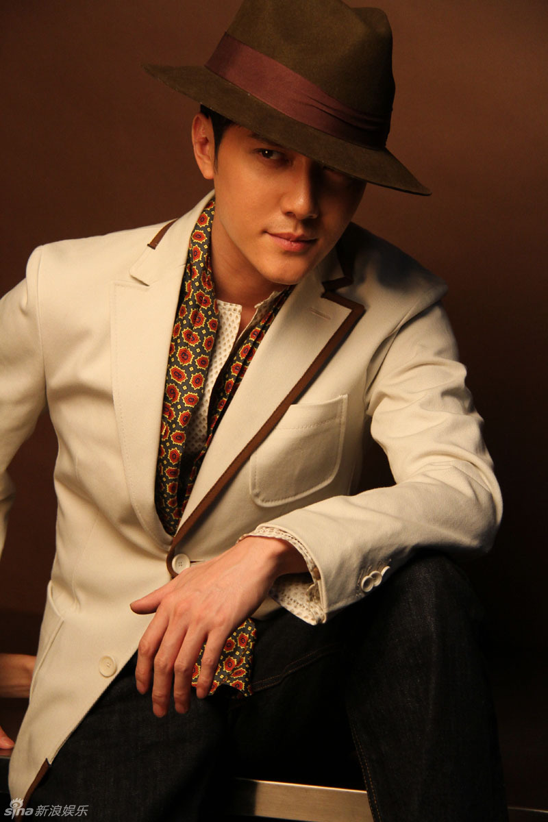  p>冯绍峰,原名冯威,1978年10月7日出生于上海市,中国内地男演员,毕业