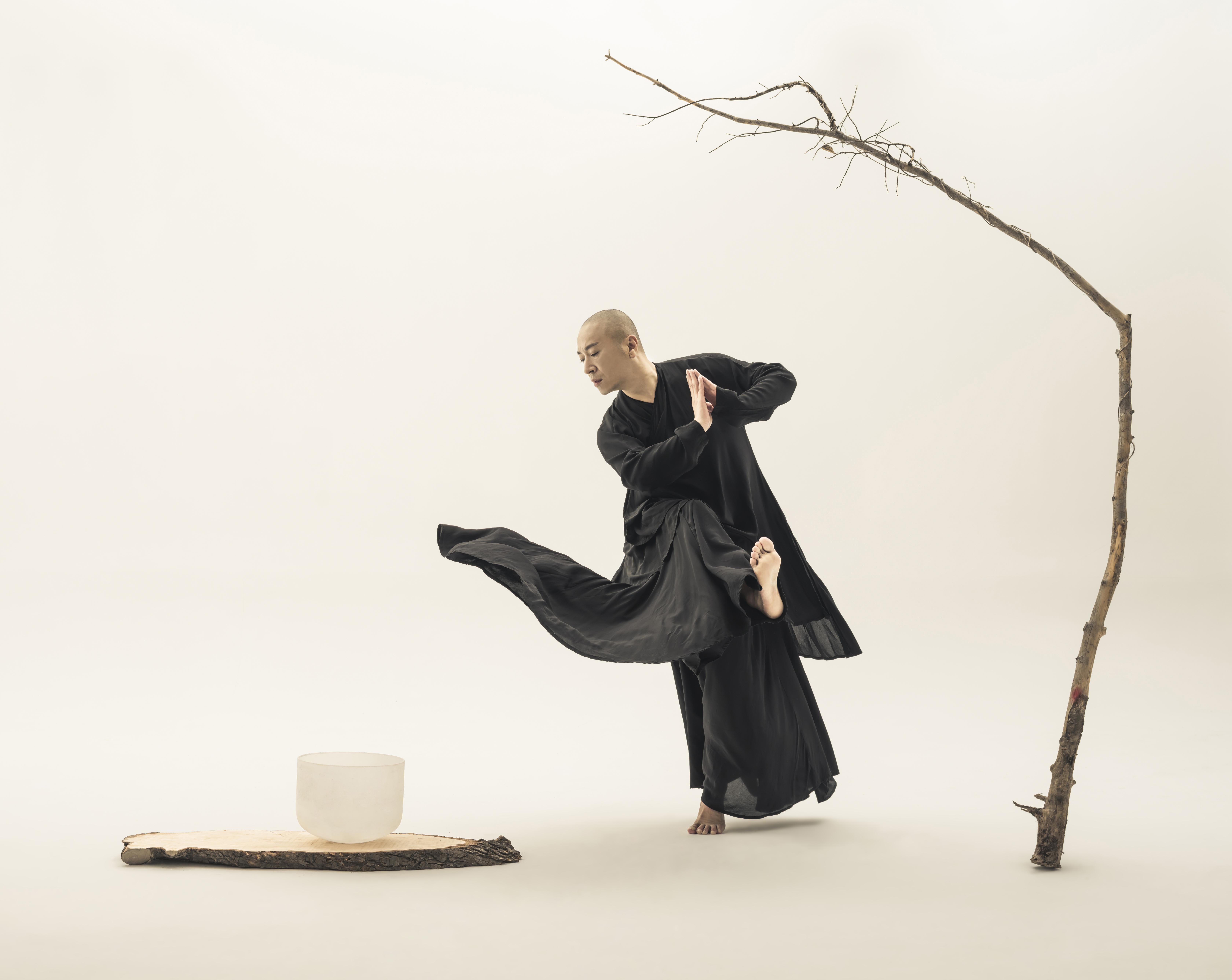  p>禅舞洛桑,原名潘志刚,中国禅舞创始人,1969年4月23日出生在北京,师