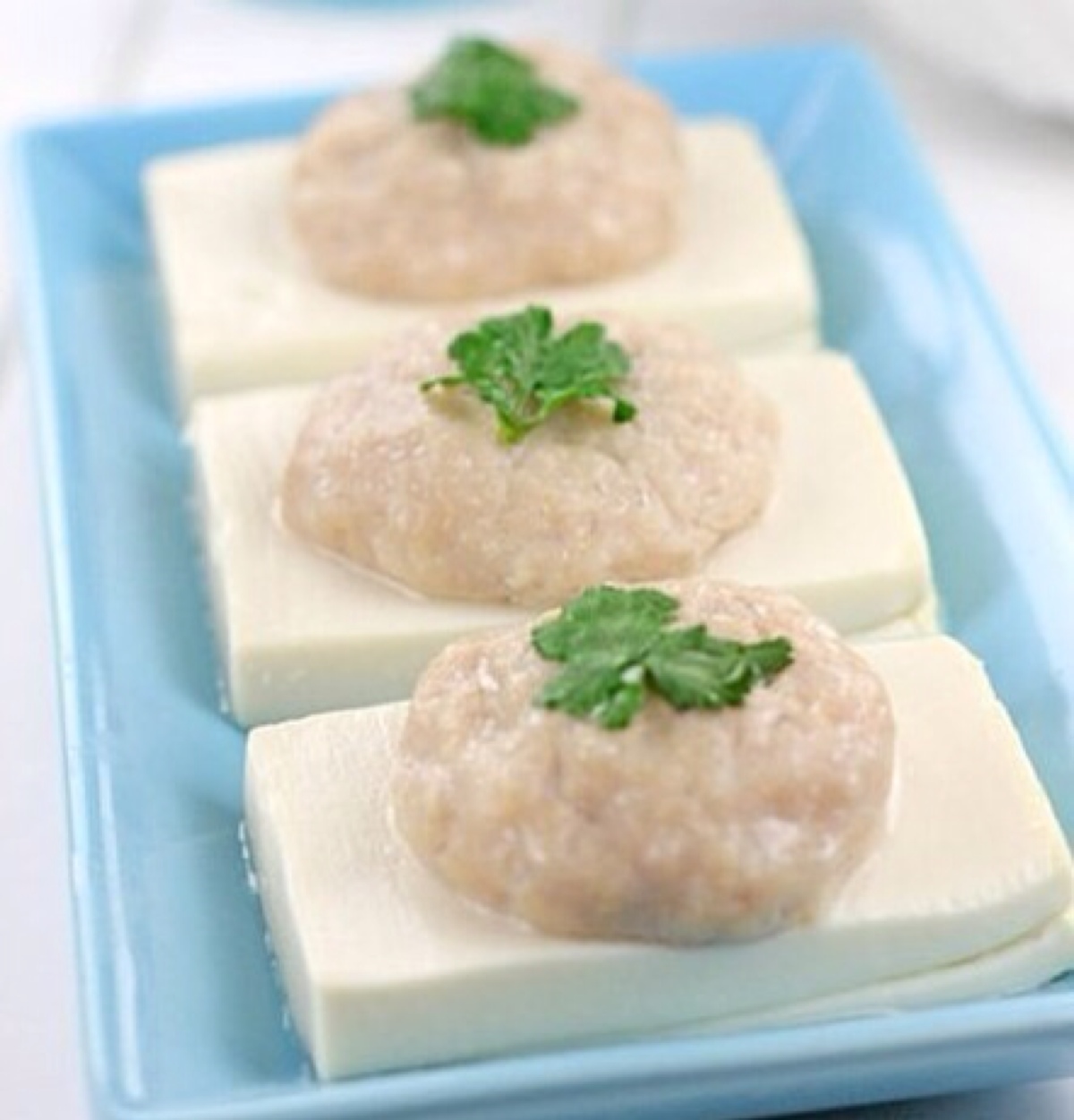  p>鱼泥是一道菜品,主要原料是鲜鱼,配料是猪肝