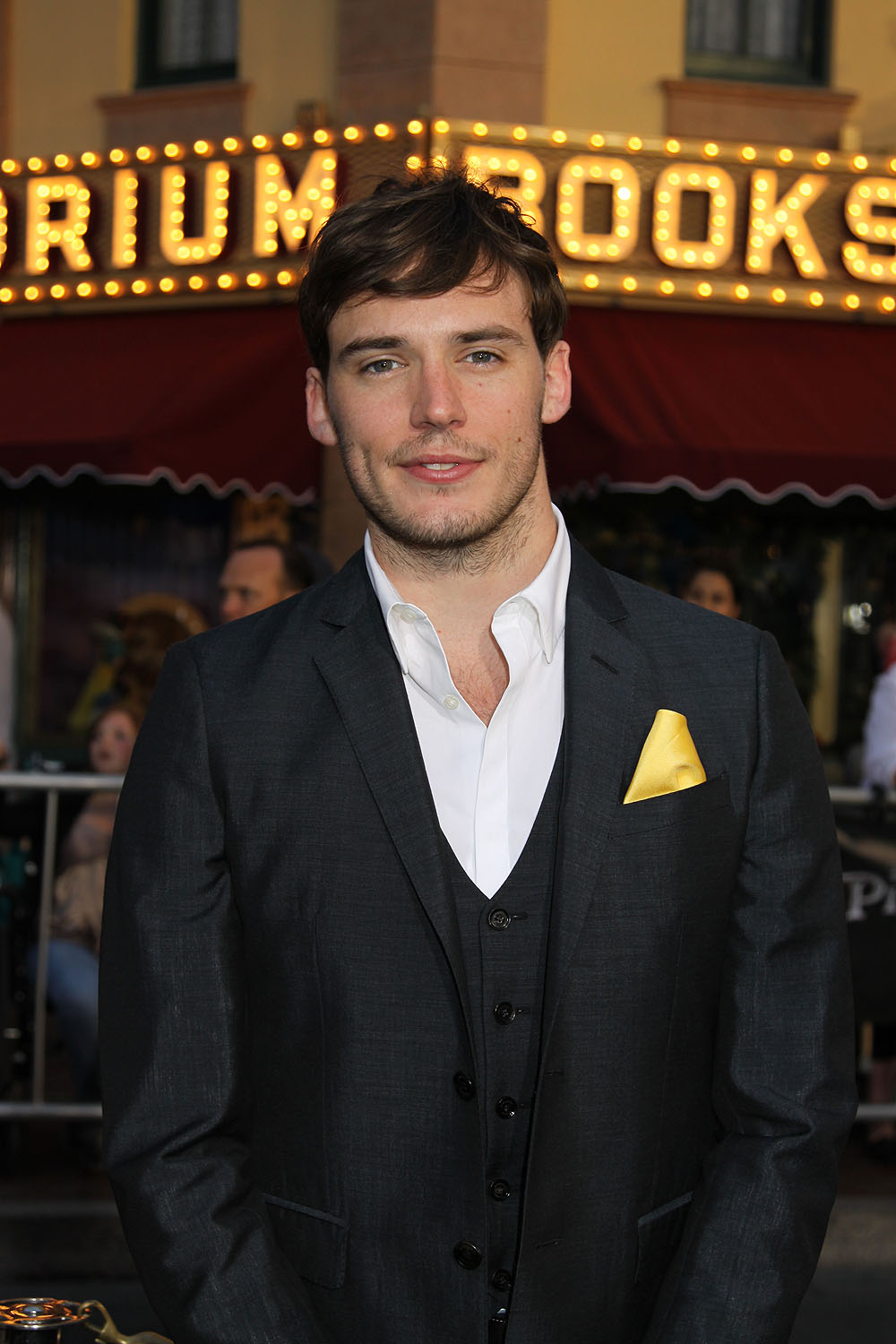 弗林(sam claflin),1986年6月27日出生于英国萨福克郡,英国影视男演员