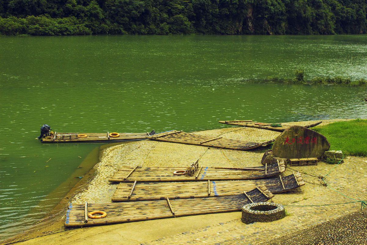  p>天目溪漂流位于浙江省 a target="_blank" href="/item/桐庐县