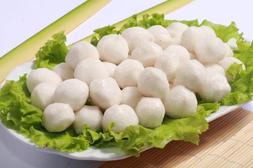  p>鱼丸又称"鱼包肉",用鳗鱼,鲨鱼或者淡水鱼剁蓉,加甘薯粉(淀粉)搅拌