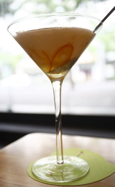 顾名思义其配料采用了波旁威士忌和可乐,是一种很时尚的鸡尾酒. /p>