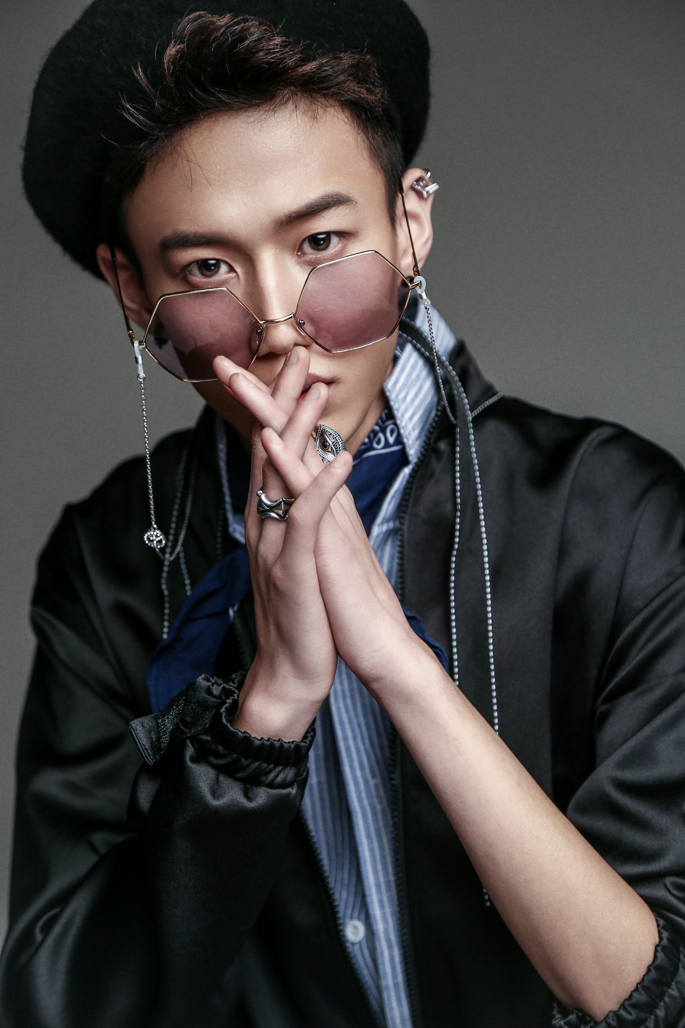  p>校长,原名张驰,中国内地男歌手,演员.