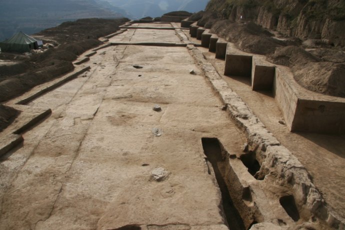 大堡子山遗址及墓群,位于甘肃礼县城东13公里处的永兴乡,永坪乡