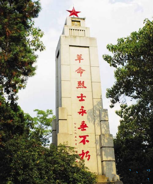 革命烈士纪念塔矗立在乐平市区东部登高山顶峰,1959年9月落成.