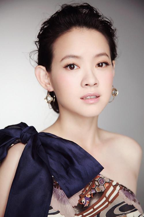  p>曾宝仪,1973年2月21日生于中国香港,节目主持人,歌手,演员.