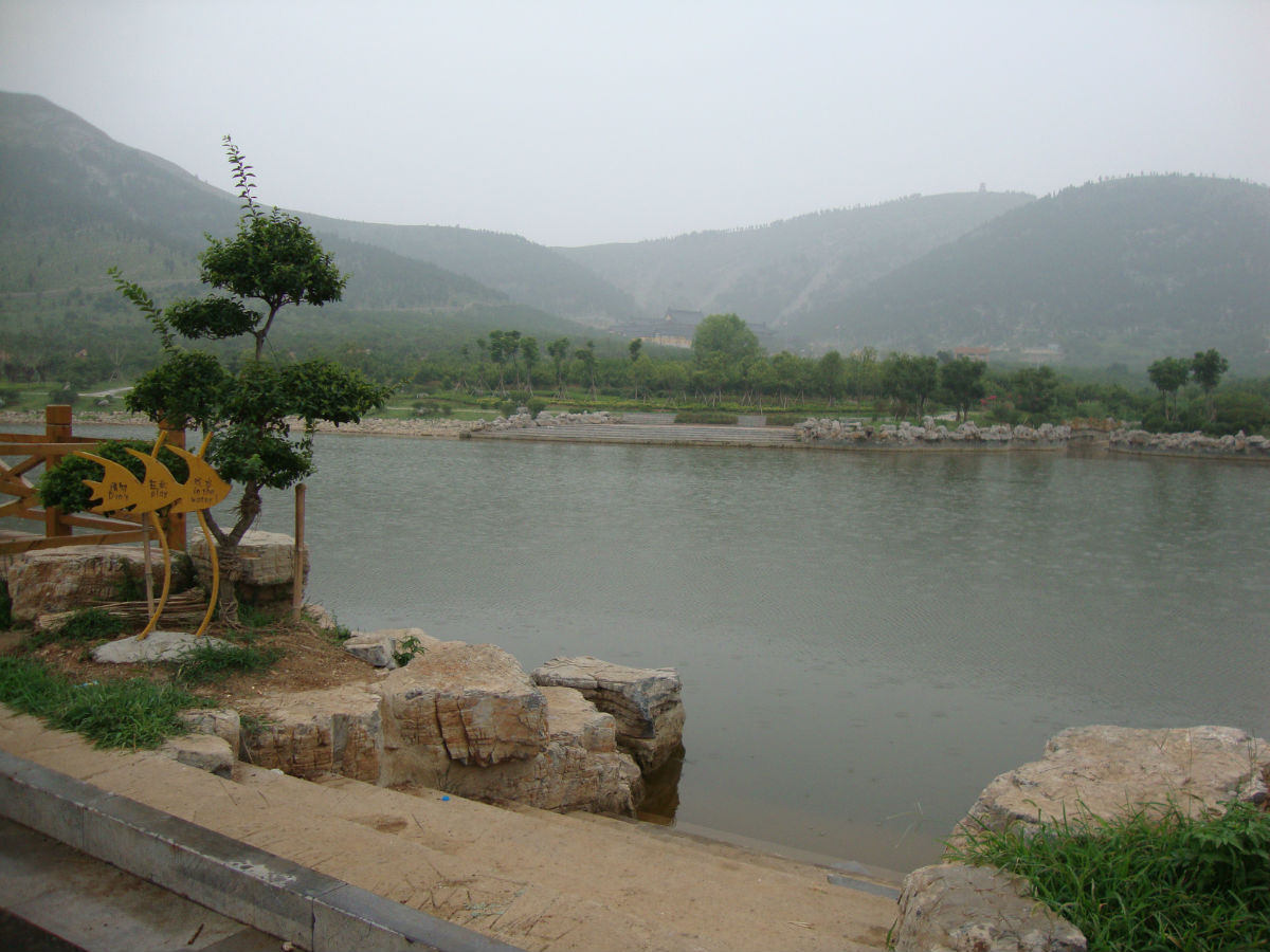 贾汪镇政府坐落于此,西接206国道紧邻贾汪城区,东依巍巍大洞山,南接