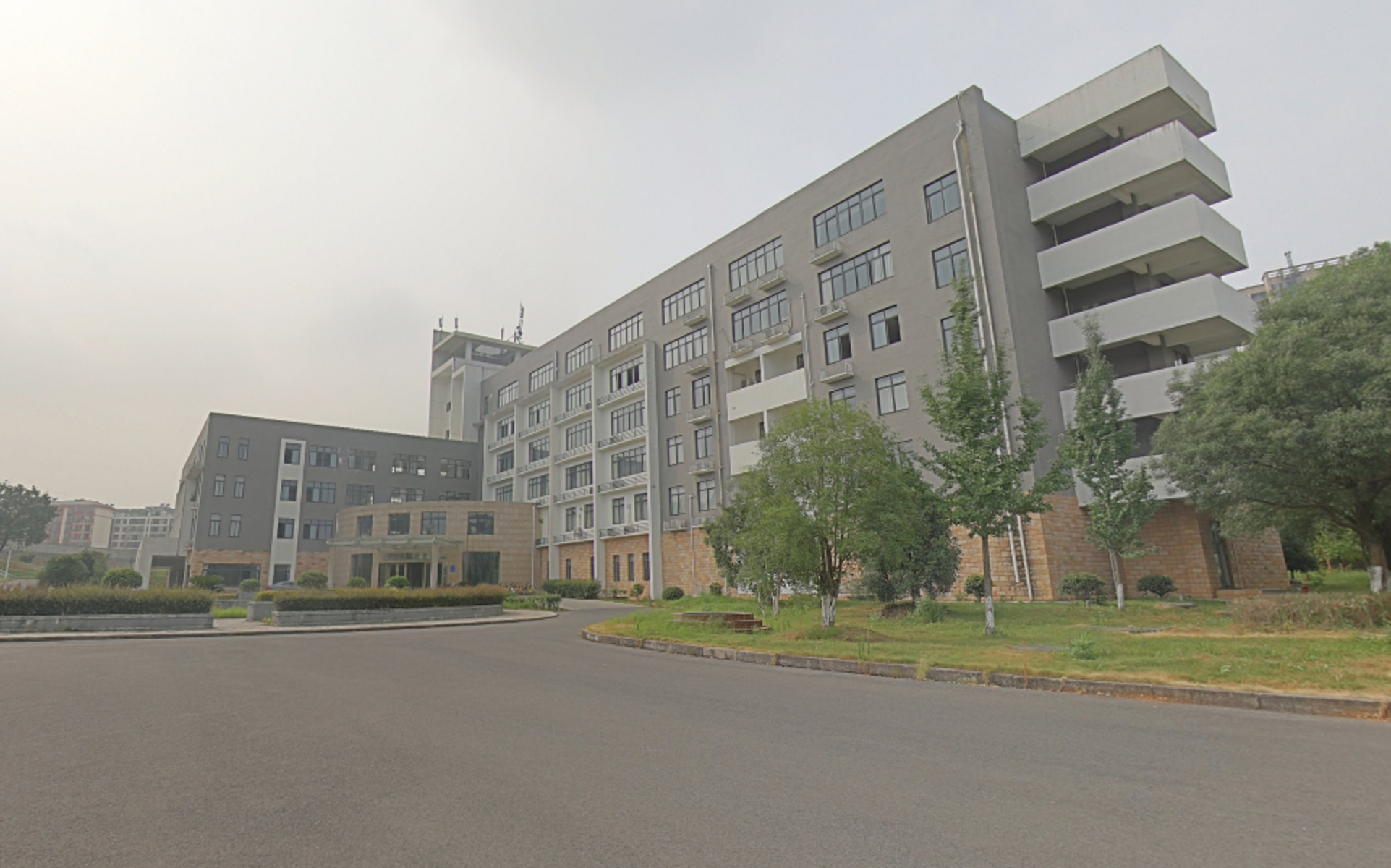  p>湖北科技学院位于湖北省咸宁市,是湖北省属普通本科院校,第一批