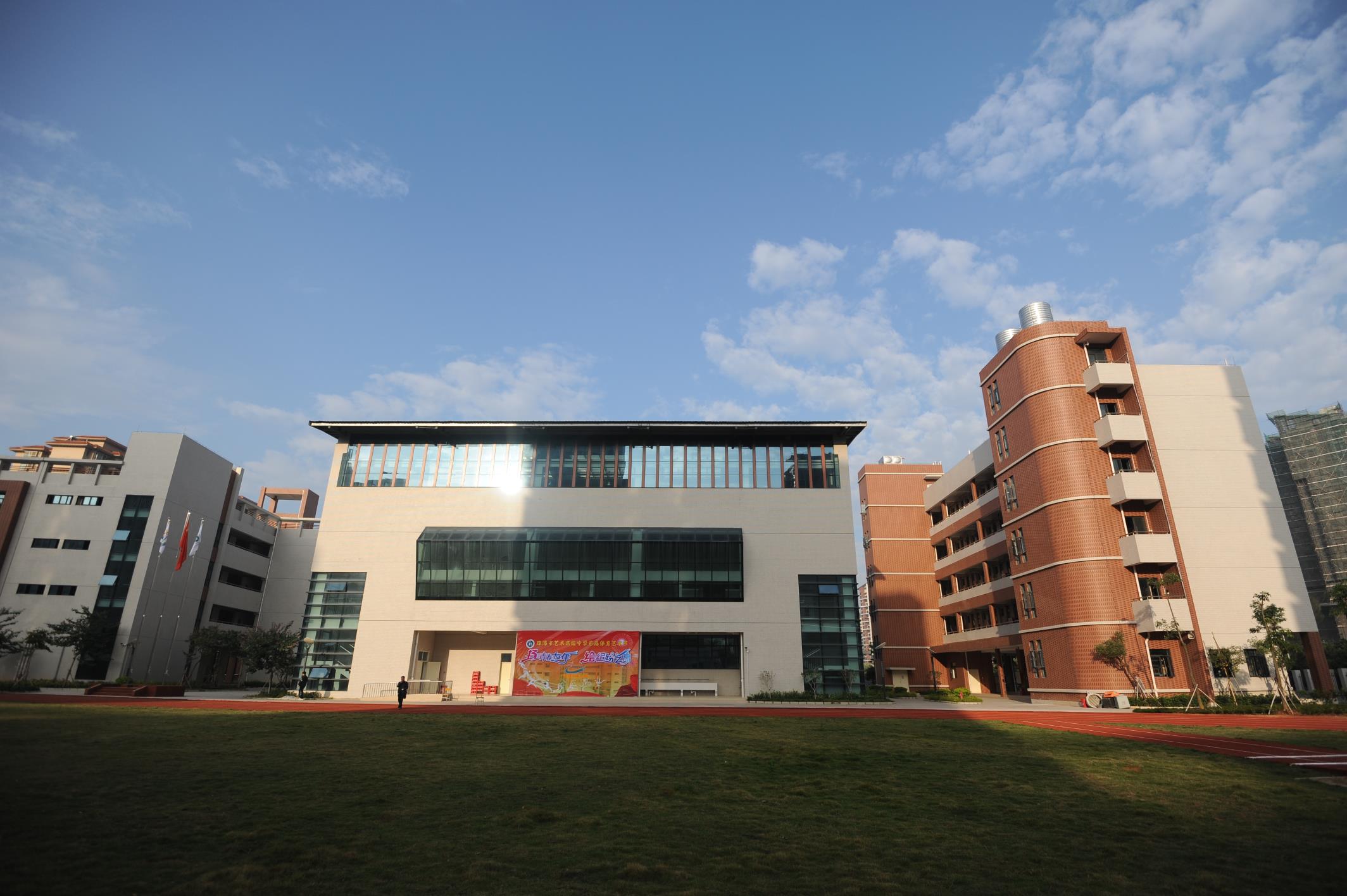 是全市(全省)唯一一所纯艺术类(文化 专业教育)特色高中学校