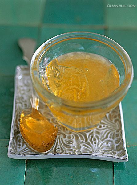  p>果冻是一种西方甜食,呈半固体状,由食用明胶加水,糖,果汁制成.