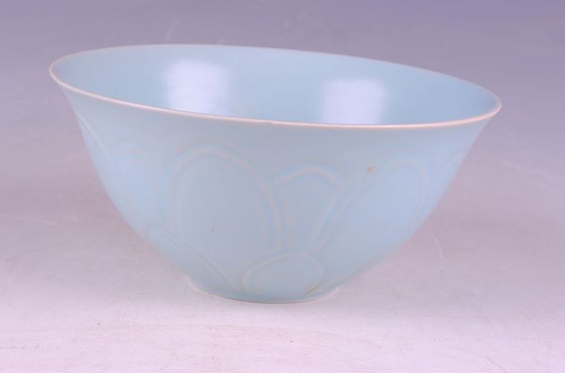  p>宋汝窑天青釉碗,釉中含有玛瑙,色泽青翠 a>华滋 /a>,釉汁肥润莹亮