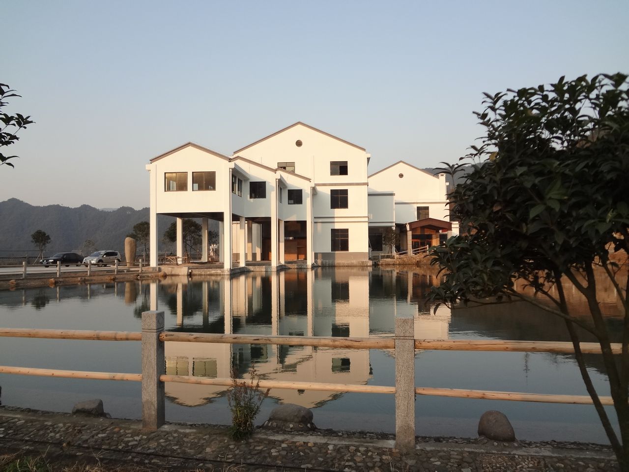  p>覆卮山景区地处绍兴市上虞区,嵊州市,宁波市余姚市三市(区)交界