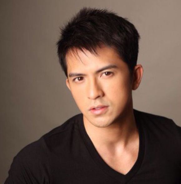 abelardo dennis florencio ho;1981年5月12日—),出生于菲律宾奎松市