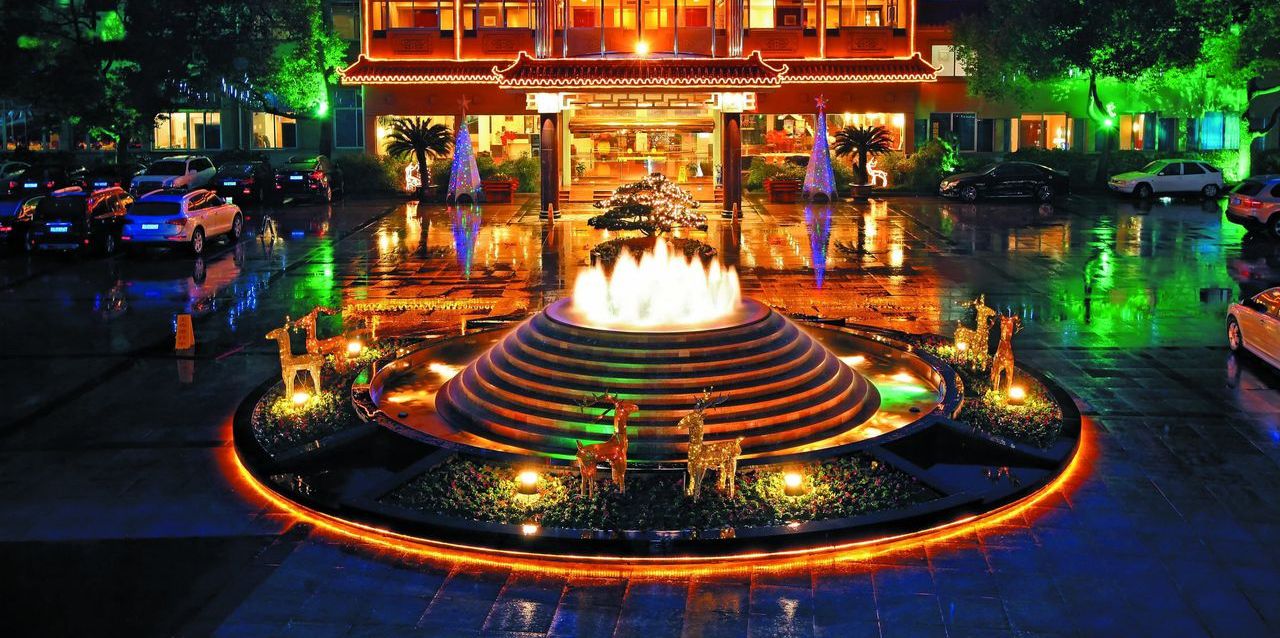  p>杭州萧山蓝天宾馆,酒店1993年9月28日开业,2007年12月装修,主楼高3