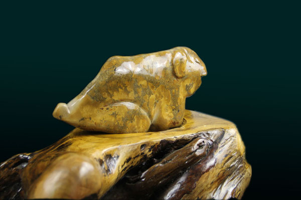  p>藏瓷又名藏瓷红,是新发现的奇石石种,藏表明