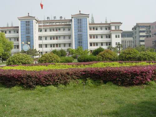 ="174579">盐城 /a>市第一中学,始建于1923年,初名"盐城县立初级中学"