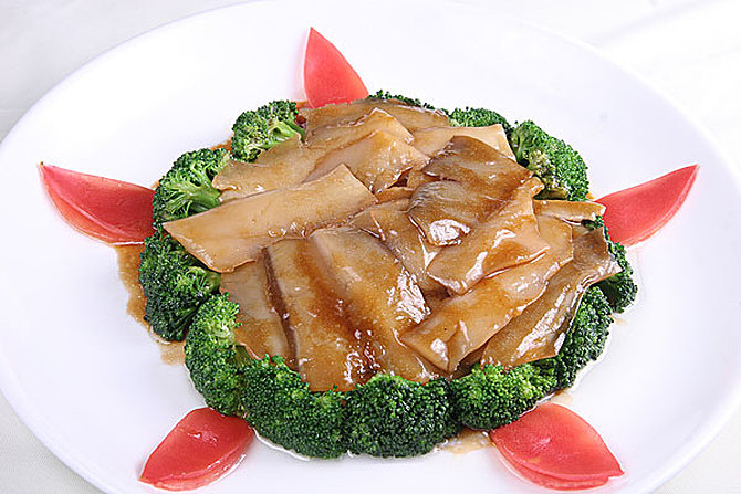  p>红烧裙边是河北唐山一道具有代表性的传统名肴.