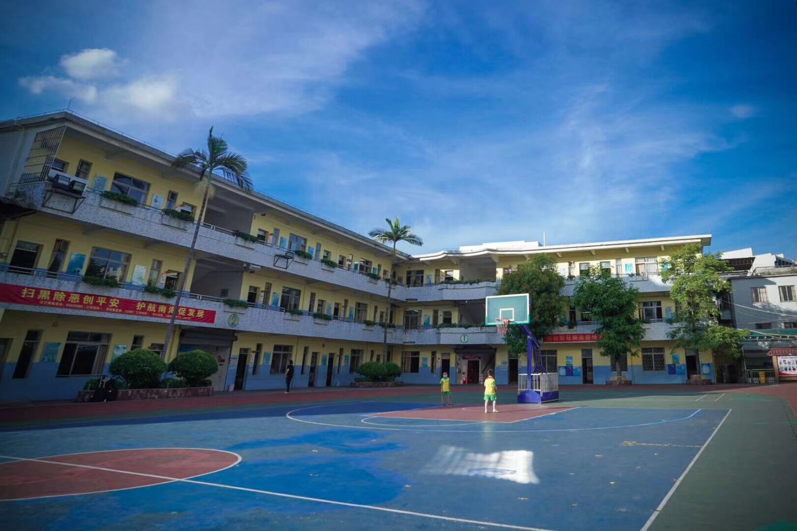 地处旧城区中心;创建于1944年,原名为民新小学,1978年改名为平洲中心
