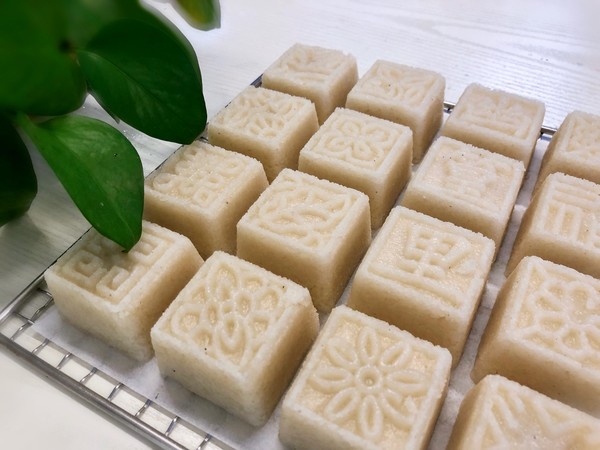  p>碱水糯米糕是以糯米粉,碱水,白糖等食材制成的一道美食. /p>